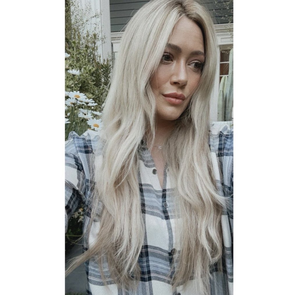 hditeam's tweet photo. Oggi in versione #Raperonzolo vs 3 settimane fa @HilaryDuff #bionda https://t.co/FNlXNAevpI