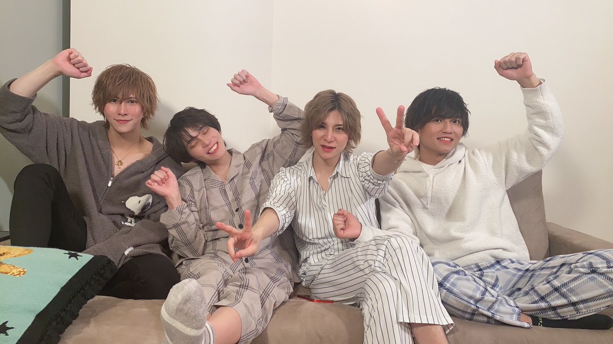 夜の世界は嘘や裏切りが多いけど
ごく一部、真実の出会いがあって
そんな奴らと過ごす日々が
心を満たし豊かにしてくれる👼

毎日仲間とふざけ合える日々が
これからも続いたらいいな🙅