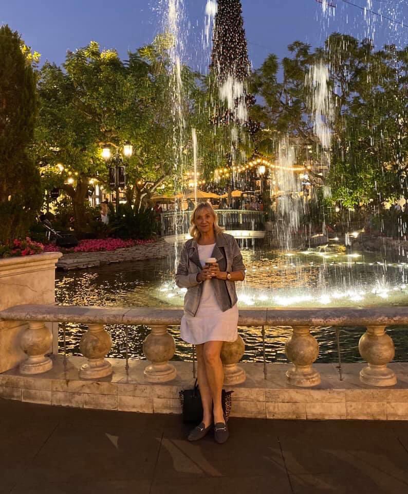 LSITalent's tweet photo. Working hard today on our @camerareadyevents London &amp; LA We are super excited. This is our fav place to hang out with our team during our LA course. Love the fountains at The Grove #losangeles #thegrovela  #actors #tv #film https://t.co/0DMtfujiiY