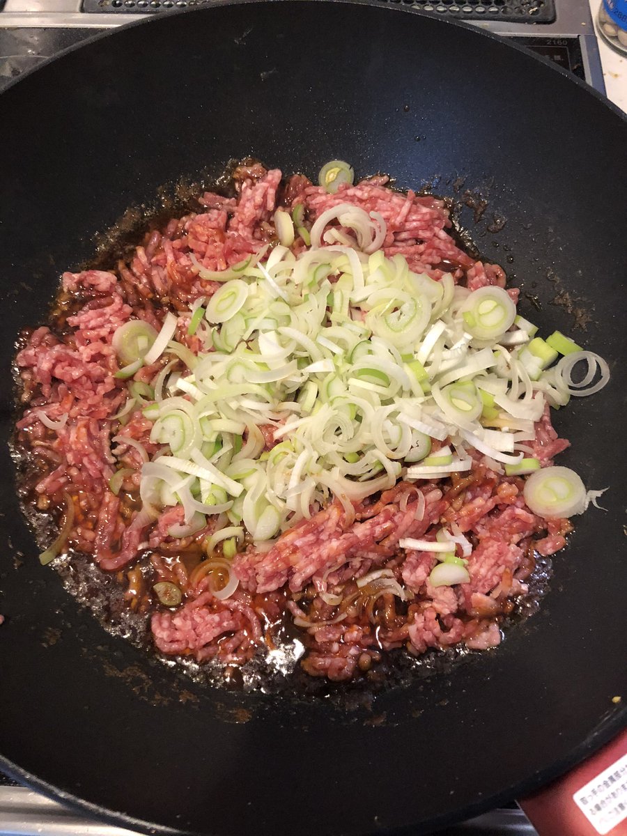 シマシマさん V Twitter ゴマ油 醤油 豆板醤 甜麺醤 ニンニク 生姜 酒を炒めたものに挽き肉とネギをぶち込むヤベーやつ シマシマさん V Twitter ゴマ油 醤油 豆板醤 甜麺醤 ニンニク 生姜 酒を炒めたものに挽き肉とネギをぶち込むヤベーやつ