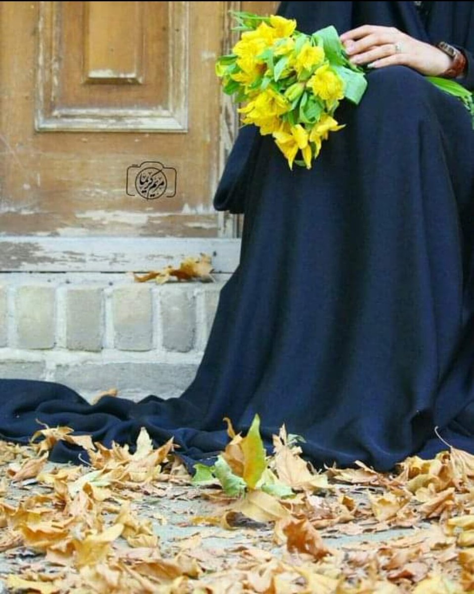 بعض باتوں کو دہرانا ایسا ہوتا ہے
جیسے آپ سوئی لیکر خود کو رفو کرنا شروع کر دیں اور خود کو رفو کرنے کی سب سے خراب بات یہ ہوتی ہے کہ اک ٹانکا صحیح نہیں جڑتا ,پھر خود کو ادھیڑنا پڑتا ہے  پھر دوبارہ سے سینا. سینے اور ادھیڑنے کے اس عمل میں انسان دھجی دھجی ہو جاتا ہے 💔

#عائشہ