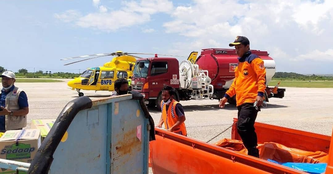 SenkomNTT's tweet photo. Senkom Mitra Polri Rescue Kab. Sumba Timur membantu Penyaluran Bantuan Pemerintah Bagi Korban Badai Siklon Tropis Seroja
https://t.co/G0QVgtQDiP
@senkompusat 
@HadiKatno 
@DivHumas_Polri 
@humas_polda_ntt 
@tni_ad 
@BNPB_Indonesia 
#senkommitrapolri
#prayforNTT https://t.co/NcLOj8Vwro