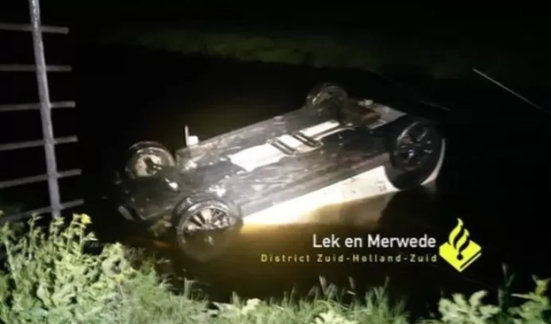 Auto slaat over de kop in Giessenburg, bestuurster komt wonder boven wonder met de schrik vrij - ..
