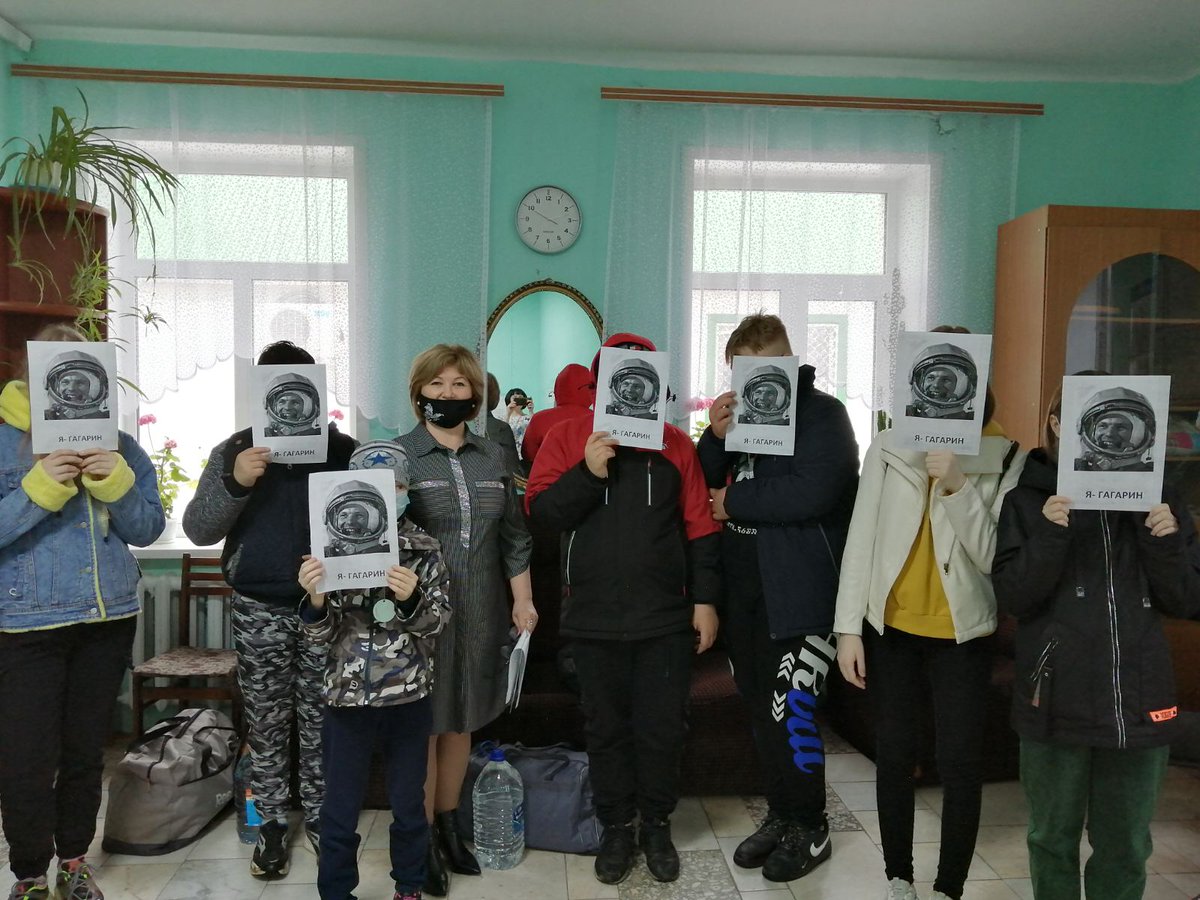 koshcs's tweet photo. Специалисты ОСР ГКУ СО «КЦСОН Северного округа» отделение м.р. Кошкинский провели акцию «Я - Гагарин», приуроченную к 60 – летию первого полета человека в космос. https://t.co/rGD4Zz5vP7