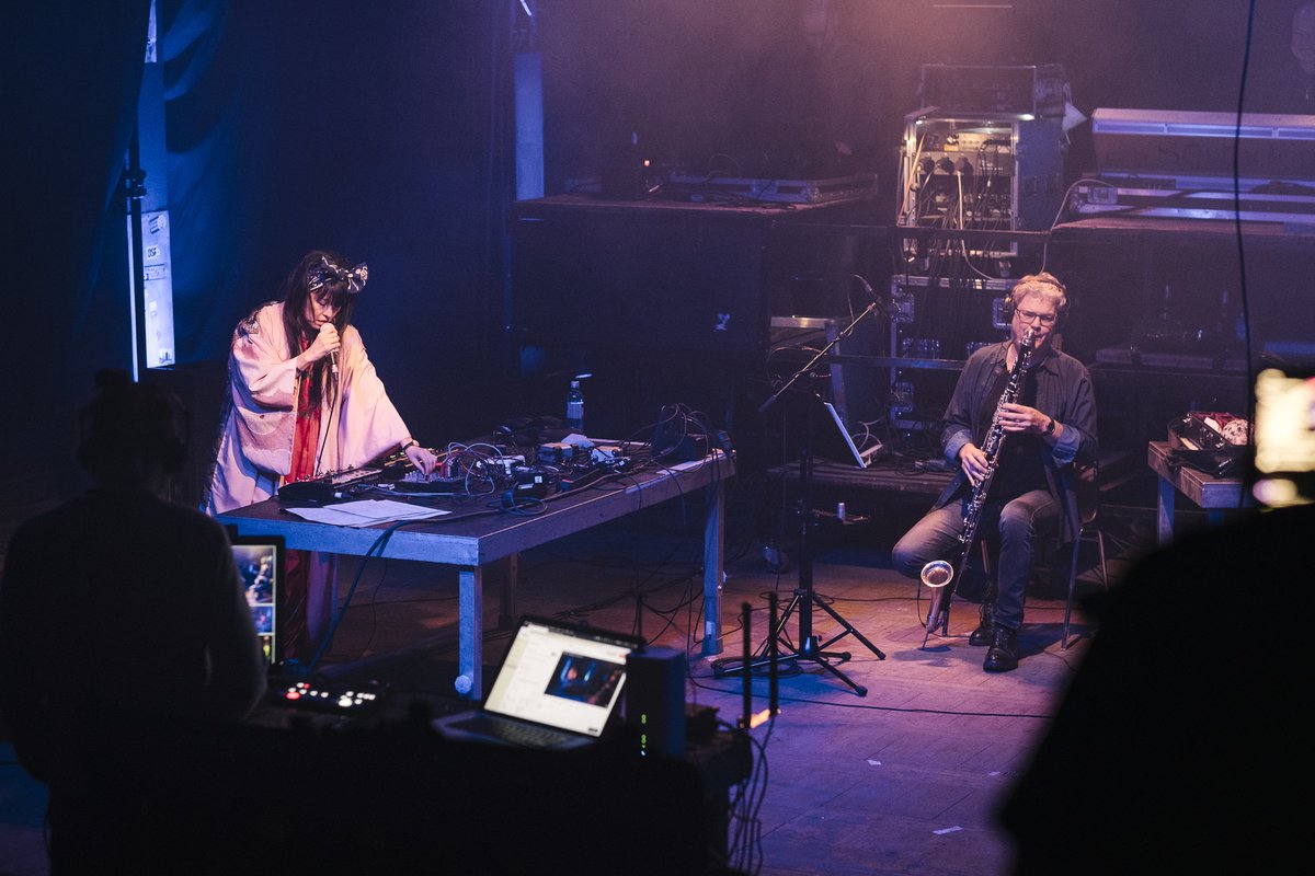 Gewandhaus's tweet photo. Save the date! @KikiHitomiUK, @Gewandhaus-Bassklarinettist Volker Hemken & @DisruptJahtari in der 3. öffentlichen #TWOPLAYTOPLAY-Probe. Mittwoch, 14.4., 20 Uhr live aus dem @Conne_Island #Leipzig.
▶️https://t.co/IXAXpl9Auj
▶️https://t.co/DRKq0OkAZX
Moderation: Kathi von @frohfroh https://t.co/MfddH0rp5o