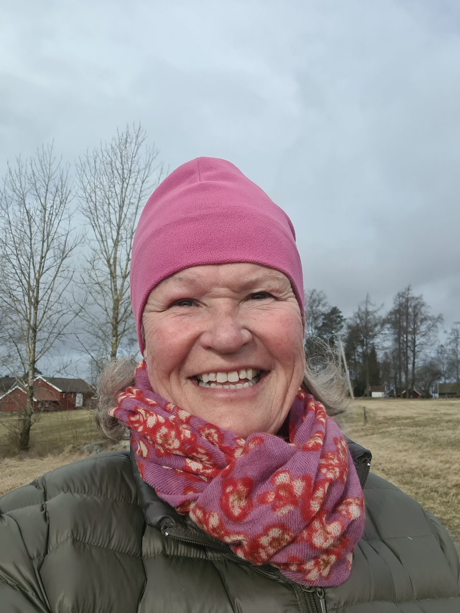 Lilleba2's tweet photo. Good morning 🌞
Had a great morningwalk inspired by #aprilchallenge for Sam @SamHeughan
I can't run anymore due to knee issues, but I can walk and I have put in a 5 gear to up my steps and km.
Happy to have passed the 100000 step line this week 👍and 71km 😁 https://t.co/eJ3jtyyzf4