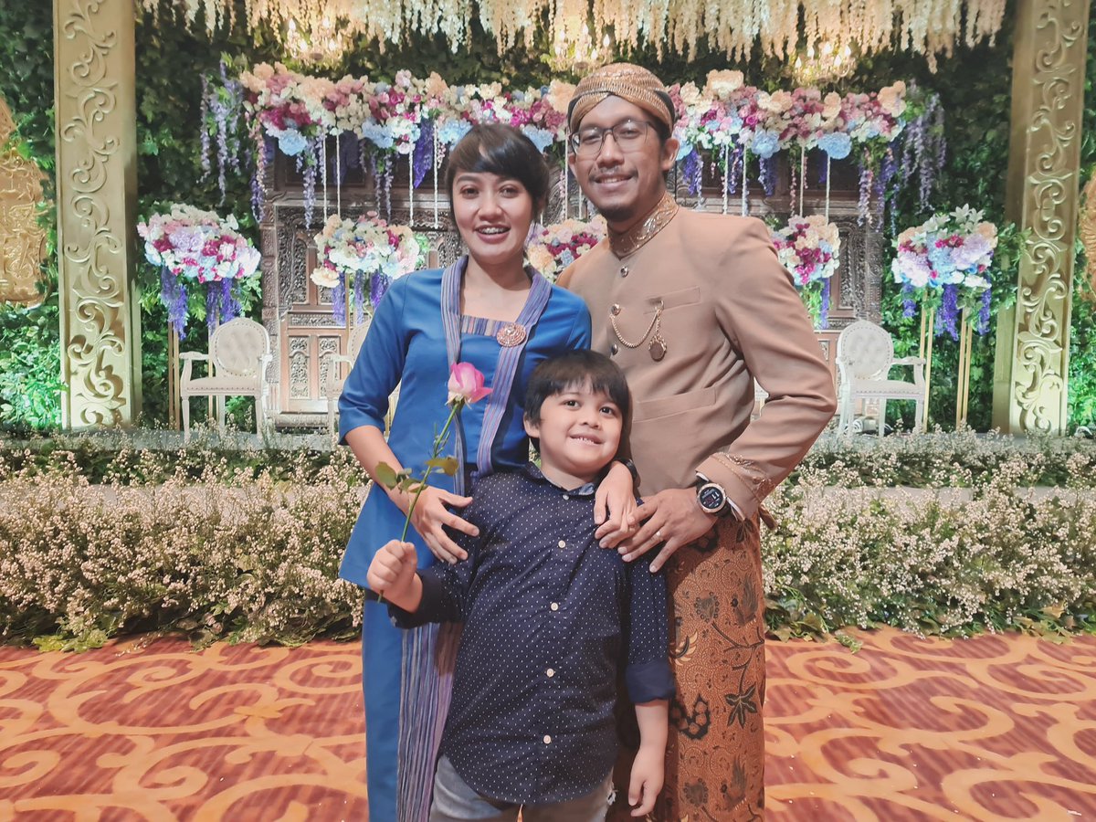 Sebelom punya anak,
gua ga tau rasanya punya anak tuh gimana. Saat itu, gua hanya ingin punya anak.
.
.
Setelah ada anak,
gua ga tau kalau ga ada dia, hidup gua gimana.
Denger suaranya aja gua happy. Cium lehernya, happy.
I don’t need Aurora Borealis. I need him.