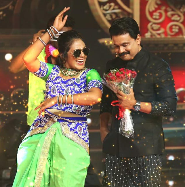 Dileepfans_com's tweet photo. Lets witness the Smashing Performance of Rebecca Santosh with #JanapriyaNayakan #Dileep ❤️

#DileepInComedyStarsFinale

Today at 3PM | @asianet | #ComedyStars 
Stay Tuned.. !! @Dileepfans_com https://t.co/3bdZs4VFUm