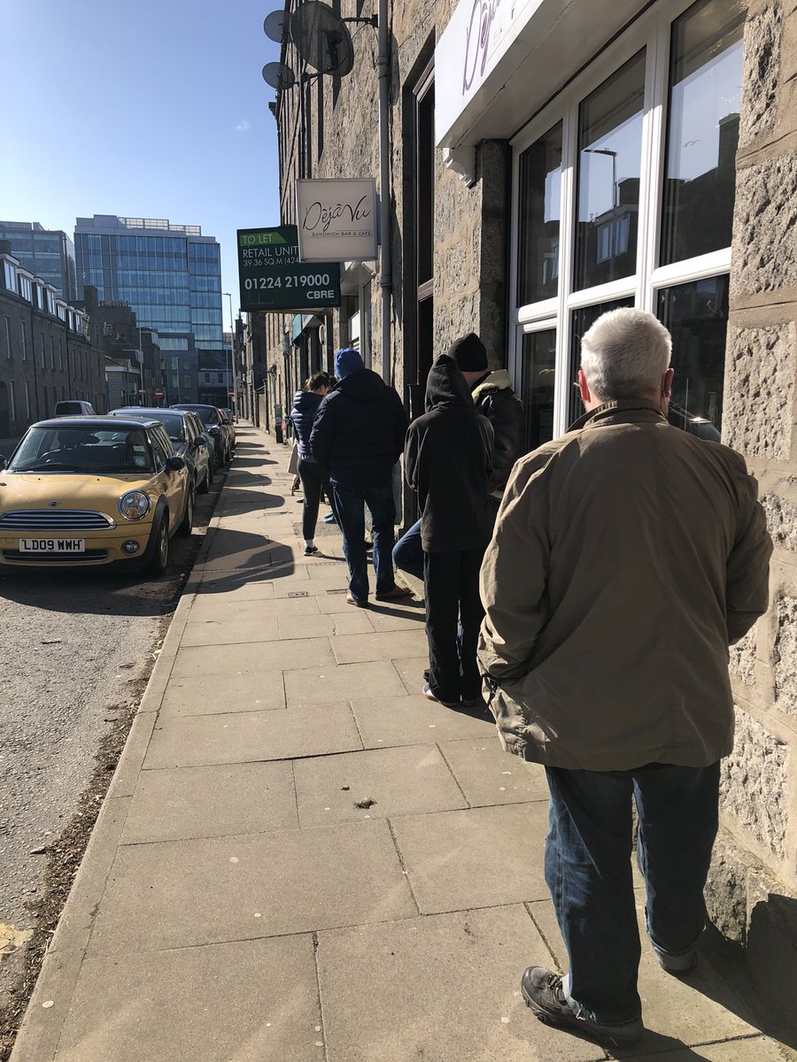 There must be about 30 folk in the queue already for Bandit Bakery ahead of it opening its doors this morning. Looks like everyone wants a taste of those cinnamon buns and freshly baked bread 🙌🏻 I love to see it! #aberdeen #baker #bakery