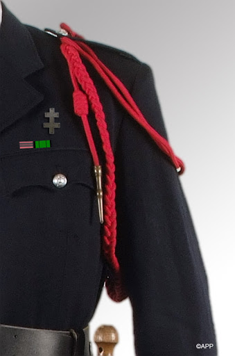 COMMENT et DEPUIS QUAND les policiers parisiens portent donc cette "fourragère" ?On peut ici s'appuyer sur un témoignage de Pierre Messmer.