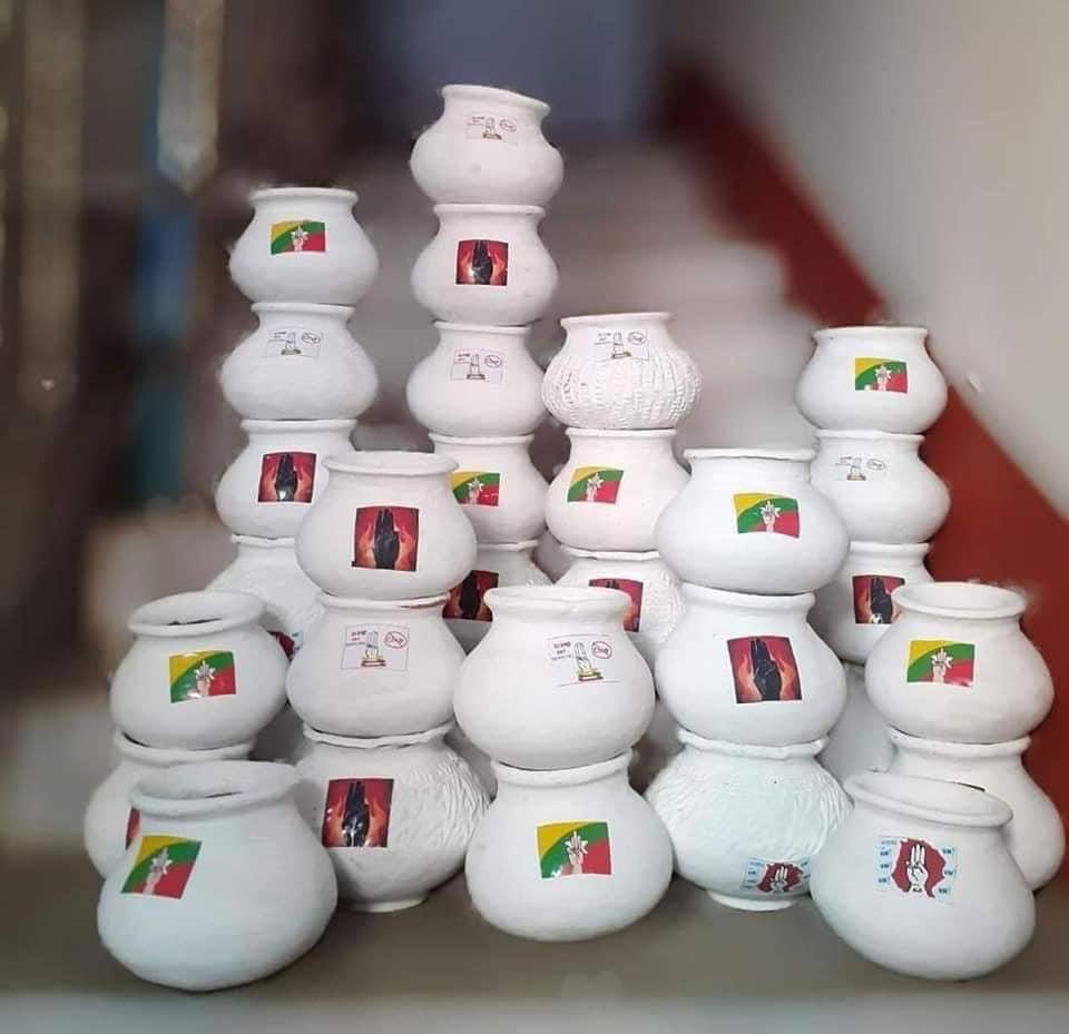 ywdh12520740's tweet photo. “Ah-Tar-Oh” (Thingyan Pot) Strike in Hlaing, Yangon
Those pots are symbols of Thingyan Festival, and flowers are put in those pots during Thingyan to welcome the New Year.
Now ppl painted the pots and strike against Military dictatorship!
#WhatsHappeningInMyanmar #Apr11Coup https://t.co/bGHzoDFIMX