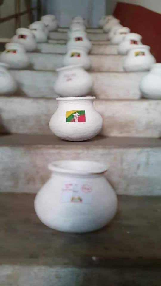 ywdh12520740's tweet photo. “Ah-Tar-Oh” (Thingyan Pot) Strike in Hlaing, Yangon
Those pots are symbols of Thingyan Festival, and flowers are put in those pots during Thingyan to welcome the New Year.
Now ppl painted the pots and strike against Military dictatorship!
#WhatsHappeningInMyanmar #Apr11Coup https://t.co/bGHzoDFIMX
