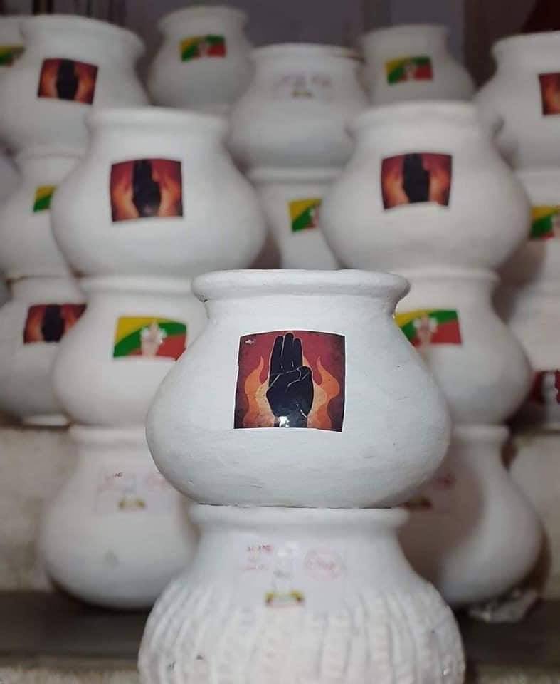 ywdh12520740's tweet photo. “Ah-Tar-Oh” (Thingyan Pot) Strike in Hlaing, Yangon
Those pots are symbols of Thingyan Festival, and flowers are put in those pots during Thingyan to welcome the New Year.
Now ppl painted the pots and strike against Military dictatorship!
#WhatsHappeningInMyanmar #Apr11Coup https://t.co/bGHzoDFIMX