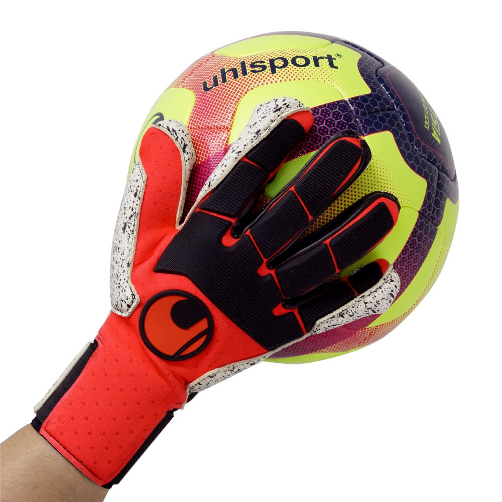 uhlsport_JP's tweet image. 【THIS IS PURE FORCE①】
1011200（ピュアフォース スーパーグリップ＋）
¥24,200（税込）

選手権でも多くのプレーヤーが愛用したクラシックカットモデル🤔フィット感もありつつ、しっかりとパームの面でキャッチングが可能！
#uhlsport #PUREFORCE #PUREFORCEを感じろ