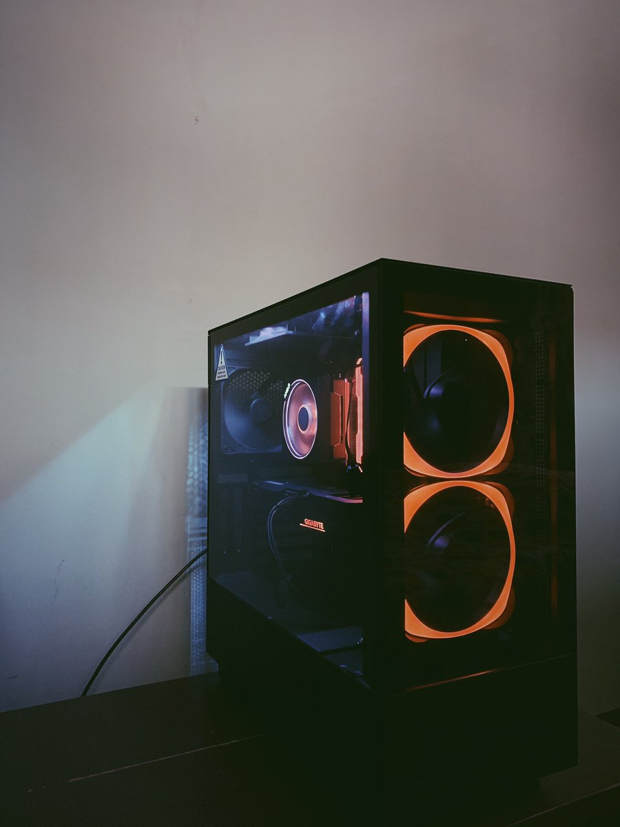 nikhildaimari's tweet photo. Finally, built my first workstation // 

For specs, visit the link below

https://t.co/KaGX8CDiQ6
#amd #custompc #pcgoals #ryzen @AMD @AMDGaming @GIGABYTEUSA @AorusOfficial @CORSAIR @NZXT @Seagate @ADATATechnology @CoolerMaster https://t.co/QN2LmE82Se