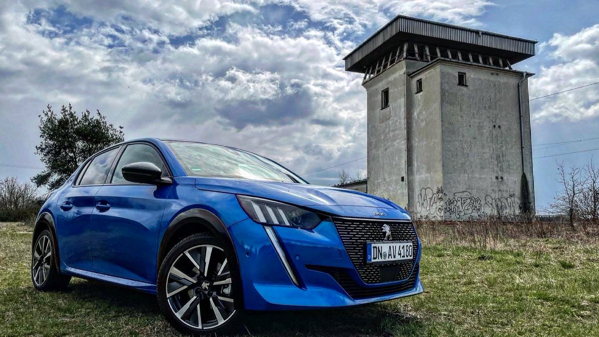 MultimodalT's tweet photo. Vor einigen Tagen mit einem brandneuen @PeugeotDE 208 GT von @HertzAngeboteDE in Sachsen-Anhalt, Sachsen und Brandenburg unterwegs gewesen | #mietwagen #rentalcar #peugeot208GT #hertz #multimodal #mobilität https://t.co/nhNF2L3poz