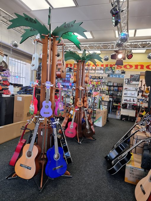 Chez mon ami Bernard @pasteursono.fr A votre avis entre un joli ukul&eacute;l&eacute; 🤪 Un Mojo1200Line ..une guitare<a class="tags" target="_blank" title="On Twitter" href="/?out=eyJ0eXAiOiJKV1QiLCJhbGciOiJIUzUxMiJ9.eyJpYXQiOjE3MjA5MzI0NjcsImlzcyI6InR3cG9ybnN0YXJzLmNvbSIsIm5iZiI6MTcyMDkzMjQ2NywiZXhwIjoxNzUyNDY4NDY3LCJyZWRpcmVjdF91cmwiOiJodHRwczovL3R3aXR0ZXIuY29tL3Bhc3RldXJzb25vIn0.dR1wwNsxlnQYjD8HXHmZmIpTp3RGECvZ0AGXGTzWfzXJ90XtC0bDt1c0z1NcfJeTTVZUJVfWL5f91PDj3pLv-w">@pasteursono</a>