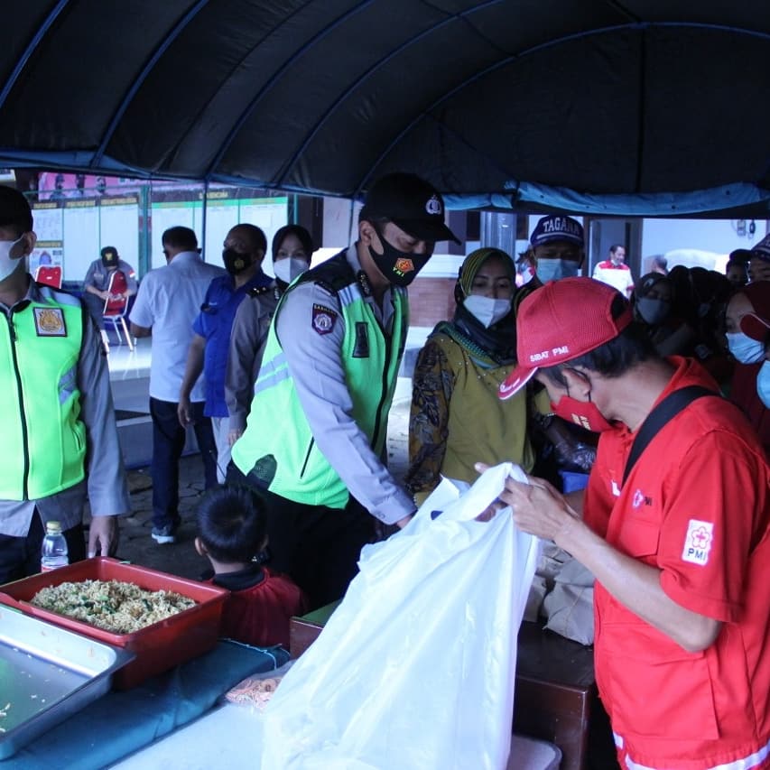 tegalalang's tweet photo. Cepat Tanggap Polri dirikan dapur umum dan distribusikan makanan siap saji untuk masyarakat terdampak gempa di Lumajang, Jawa Timur.

 #PeduliGempaJatim https://t.co/uEwPxIxwPO