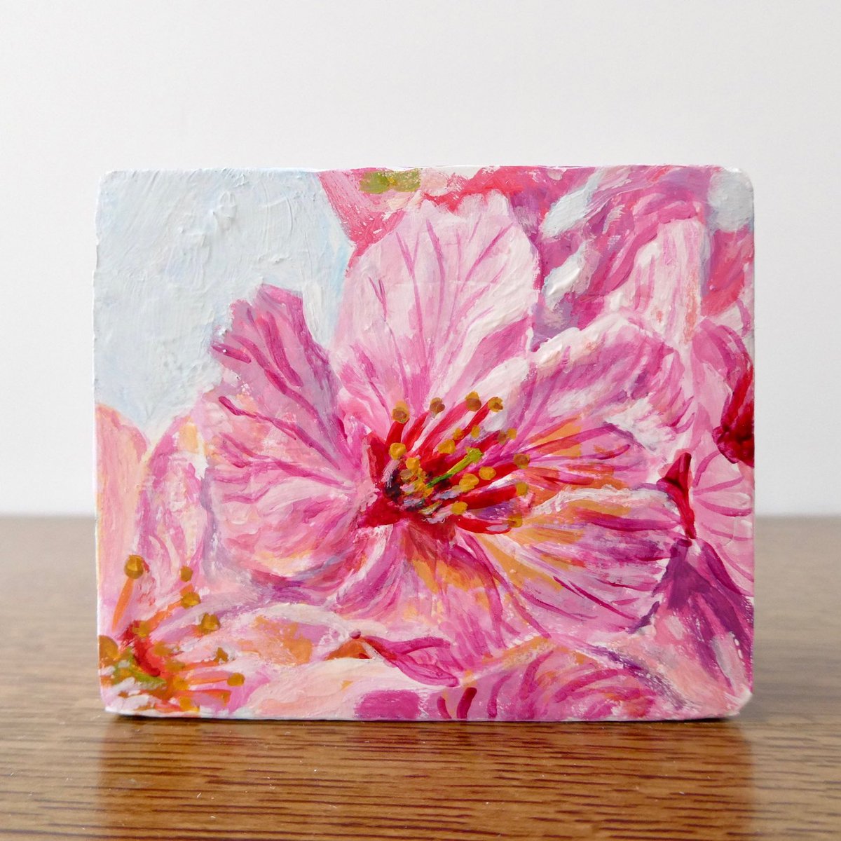 冬乃太陽 9 23 27ヨリドリ 21 イロリムラ ソメイヨシノは終わりましたが 品種によってはサクラはまだまだ楽しめます そして4月生まれのあなたの誕生花はサクラ 玄関や本棚 チェストの上にぴったり 暮らしの中でアートをお楽しみください Etsy