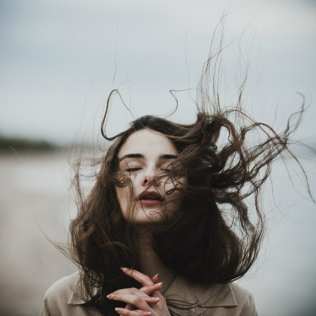 "Yanımda olmanı istiyorum diyemediğim için bu yağmur içimi ıslatıyor dediğimi nasıl anlamaz?
Düpedüz, sarıl bana dedikten sonra sarılmanın ne anlamı kalır?"🖤

Serenad, Zülfü Livaneli