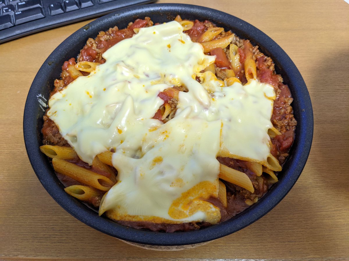 W っbys 久しぶりの料理はグラタン です フライパンだけで出来るレシピ見たんだけど 目分量で材料ぶち込んでたら水分多すぎて これミネストローネじゃん ってなってたのは秘密