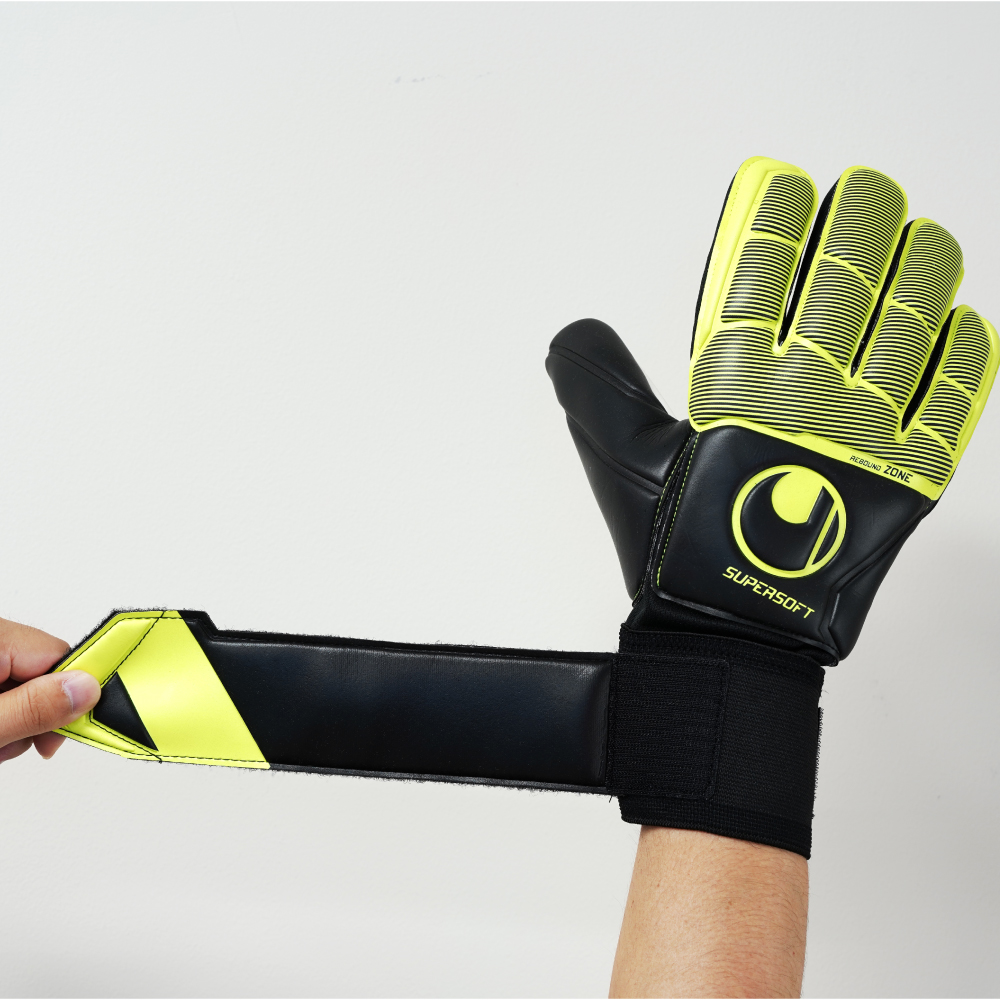 uhlsport_JP's tweet image. 【定番モデル⑥】
1011218（ウールシュポルト スーパーソフト ハーフネガティブ フレックスフレーム ）
¥10,120（税込）

スーパーソフトパームでフレーム入り。グリップ力＆サポート力、抜群です！
これも早い者勝ちの予感ですね🤔
#uhlsport #PUREFORCE #PUREFORCEを感じろ