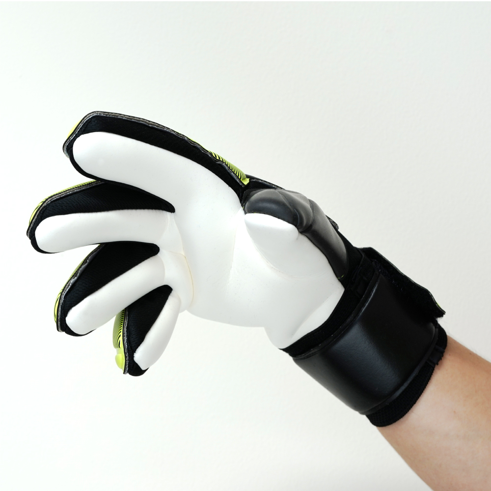 uhlsport_JP's tweet image. 【定番モデル⑥】
1011218（ウールシュポルト スーパーソフト ハーフネガティブ フレックスフレーム ）
¥10,120（税込）

スーパーソフトパームでフレーム入り。グリップ力＆サポート力、抜群です！
これも早い者勝ちの予感ですね🤔
#uhlsport #PUREFORCE #PUREFORCEを感じろ