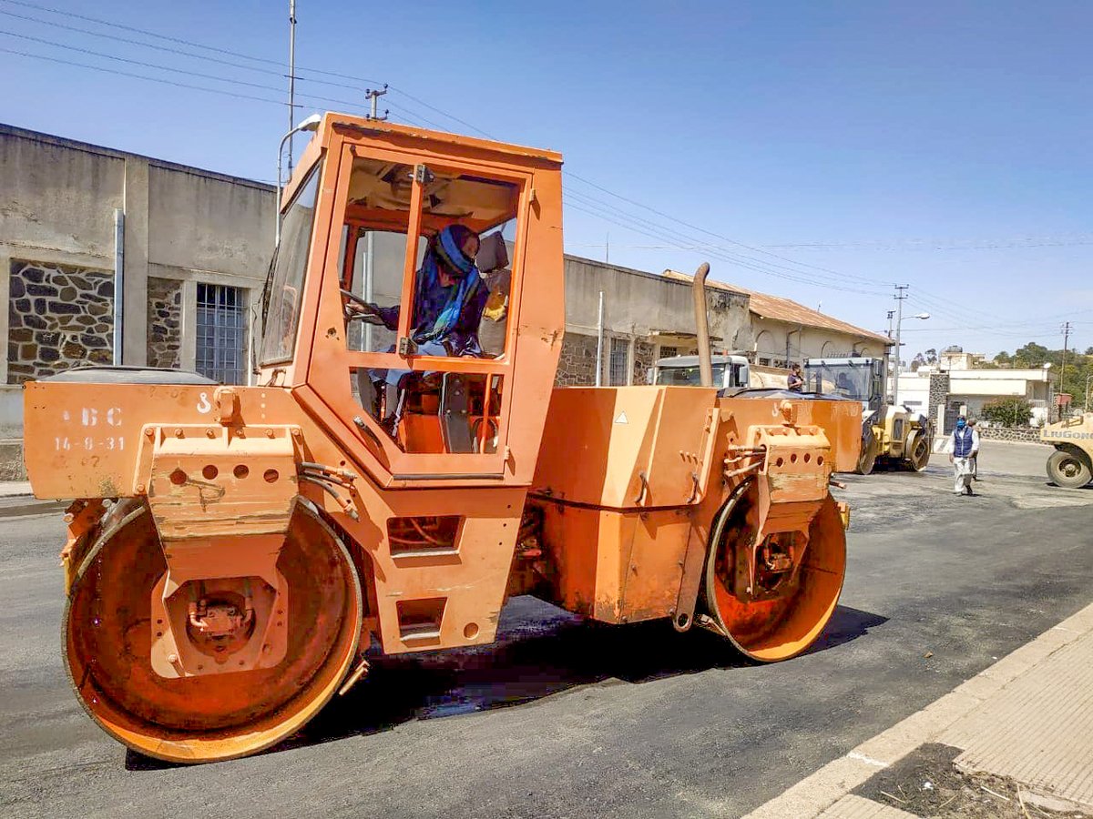 GhideonMusa's tweet photo. Road renovation process in progress #Asmara 
ምሕዳስ ጽርግያ ጎደናታት ኣስመራ ይቕጽል ኣሎ። 
#Eritrea #EritreaAt30 #EritreaPrevails
📷 መዘክር ታሪኽ https://t.co/U4KFqGwh0P