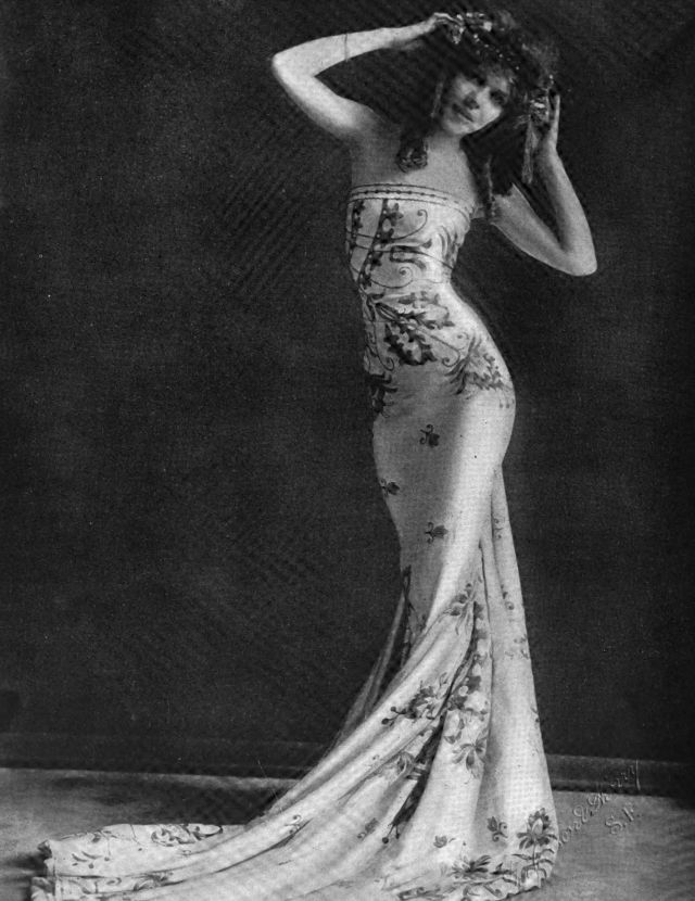 She made her debut in the United States at the age of 14, appearing first on the Pacific Coast. She danced in New York City beginning in 1899. There she introduced her rendition of The Vision of Salome dance.