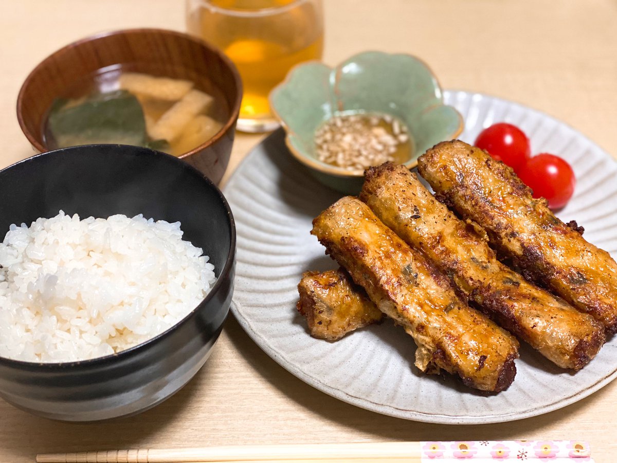 cook_mio's tweet photo. ＊ベトナム春巻き
＊油揚げの味噌汁

職場のベトナムの子に貰った手作りの春巻きを揚げました☺︎
���トナムの揚げ春巻きはライスペーパーを使っててパクチーとハーブが入ってるのが特徴らしい。
タレはヌクマムとにんにく、唐辛子、砂糖、レモン汁、水。これが本当に美味しかった♡

#おうちごはん https://t.co/Jx23BJslfW
