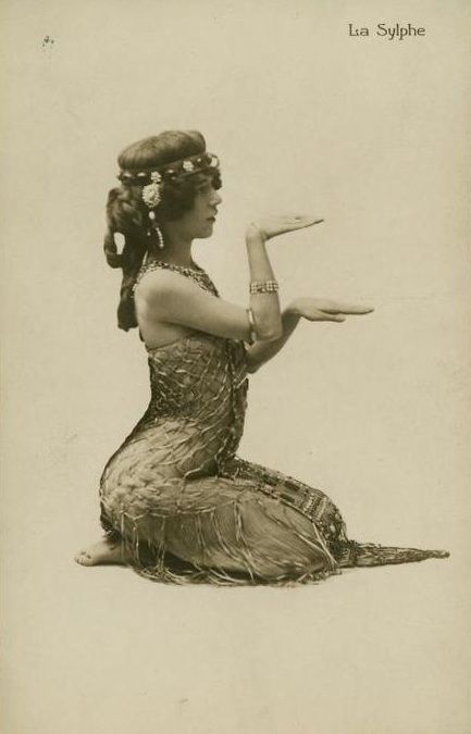 Edith Lambelle Langerfeld (1883-1968), mostly known as La Sylphe, was an exotic American dancer who became a sensation while performing at the Folies Bergère in the 1890s.