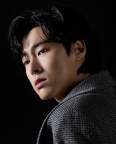A thread of Mr Jung gorgeus side profile   #YUNHO  #TVXQ  #Tohoshinki  #We_will_wait_Yunho it's so hard to choose  so beautiful  so many pic to see 
