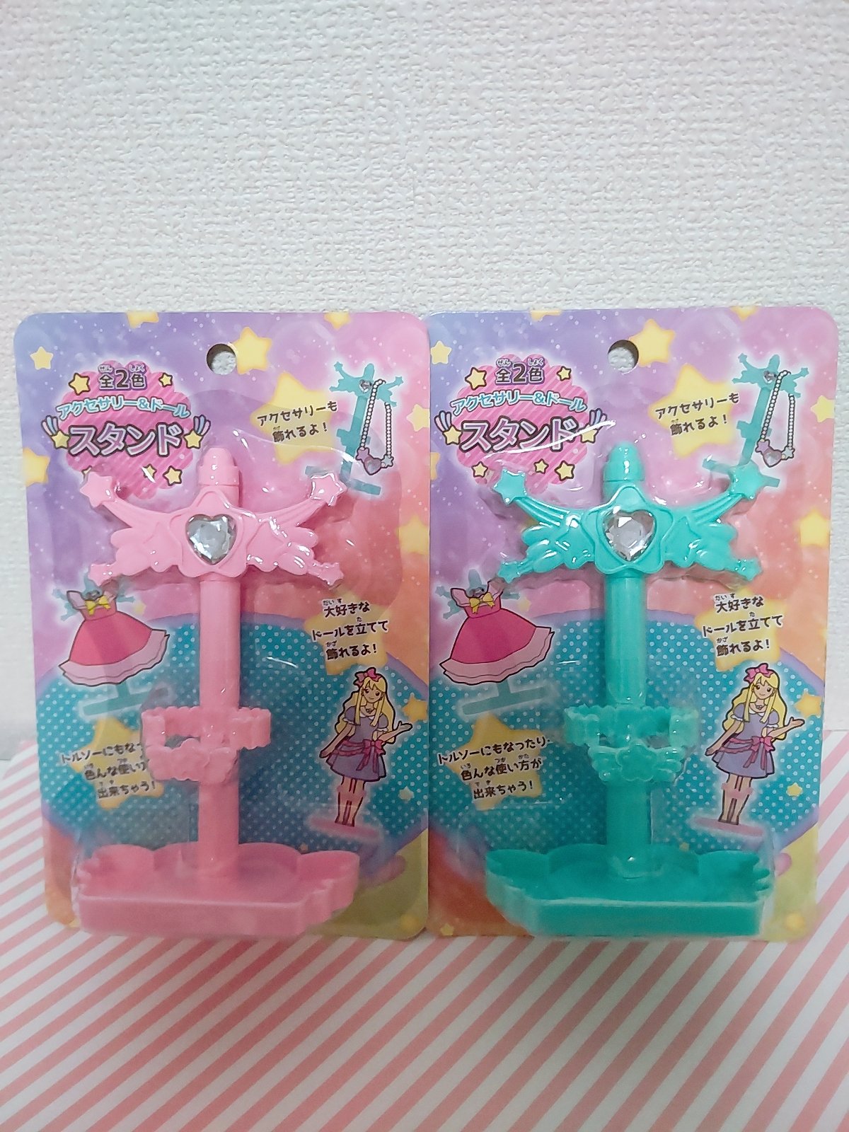 リカちゃん シルバニア Mahoko セリアで見つけたドールスタンド使ってみた 普通のプラスチックだから 跡がついてリカちゃんの足を傷めたら嫌だなと思って撮影時のみに使うことにします ๑ ๑ リカちゃん専用スタンドの子と並べると 少し背が高く