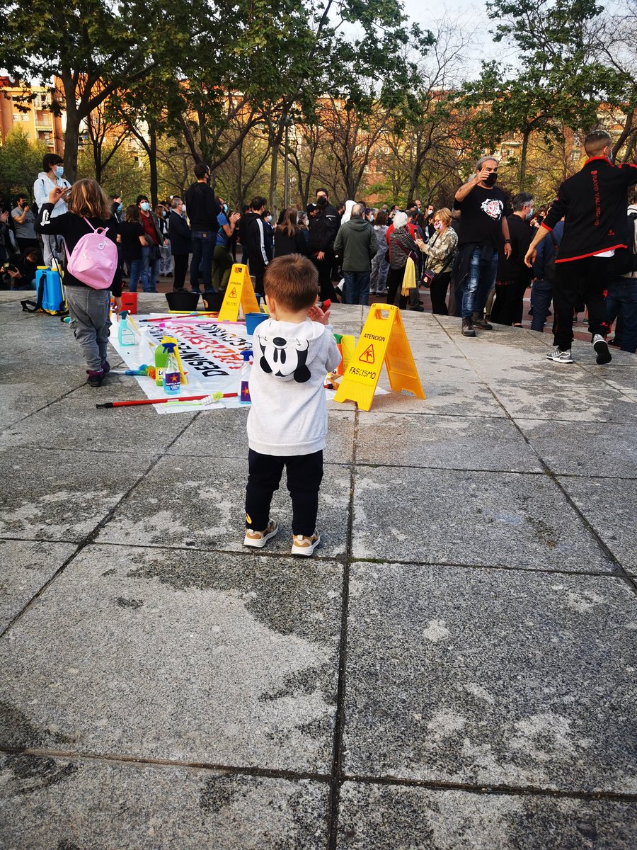 Dragoncete me ha salido protestante, por los derechos de todos y por los futuros suyos.... Un vallekano 100%..... Que orgullosa estoy #fuerzavallekas #futuroprotestante #Vallekasparatodas #orgullodesuspapis #orgullodetodalafamilia #eltambienlucha #igualdad