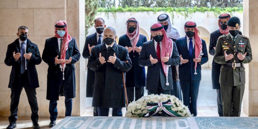 YDragon2005's tweet photo. the king and various other members of the royal family praying over the grave of the late king Hussein bin talal the first
#100YearsOfJordan https://t.co/Ad8KL4rZq9