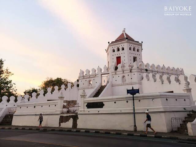 8. Chasing scene ถนนพระอาทิตย์ ป้อมพระสุเมร (This one I’m not very sure, but I think I see the fort, so I think it is it) Old town ,Phraarthit road, Phra Sumen Fort Famous food : Roti mataba  https://www.bkkmenu.com/eat/stories/lost-in-tha-phra-arthit-1.html