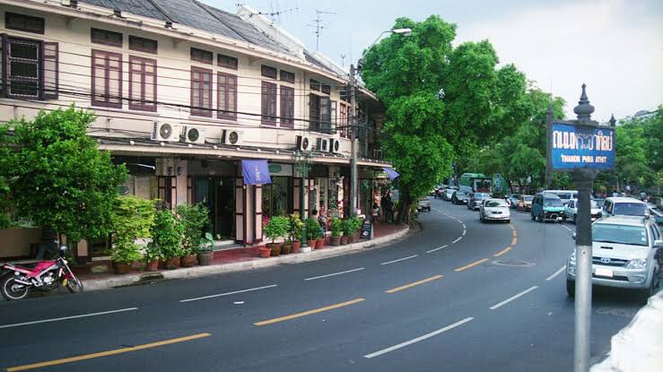 8. Chasing scene ถนนพระอาทิตย์ ป้อมพระสุเมร (This one I’m not very sure, but I think I see the fort, so I think it is it) Old town ,Phraarthit road, Phra Sumen Fort Famous food : Roti mataba  https://www.bkkmenu.com/eat/stories/lost-in-tha-phra-arthit-1.html