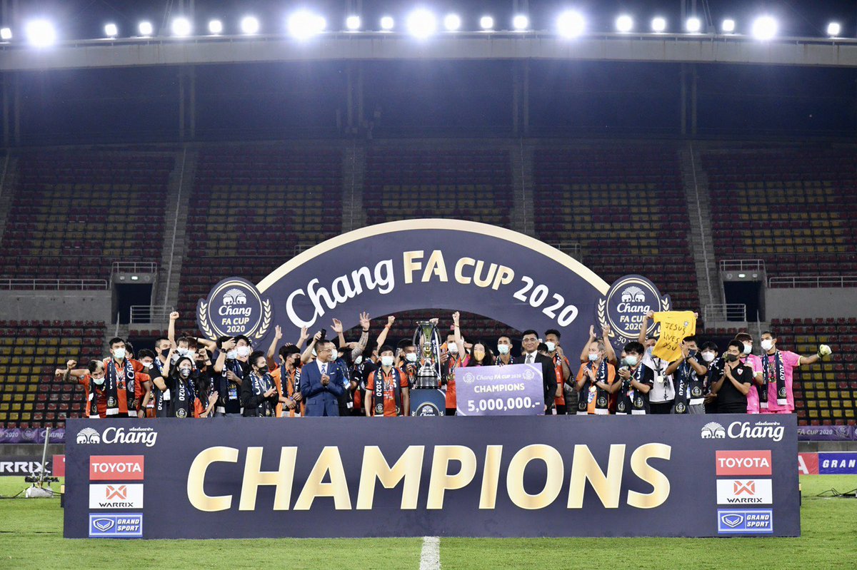 Changsuek_TH's tweet photo. #Congratulations 🏆 ขอเเสดงความยินดีกับ สโมสร เชียงราย ยูไนเต็ด คว้าเเชมป์ ช้าง เอฟเอ คัพ 2020 ไปครอง ด้วยการเอาชนะจุดโทษ สโมสร ชลบุรี เอฟซี สกอร์รวม 5-4 ����

#ChangFACup #ChangFACup2020 #ช้างเอฟเอคัพ #ช้างเอฟเอคัพ2020 #บอลไทย #ฟุตบอลไทย #CRUTD #เชียงราย https://t.co/6uMonRGSsQ