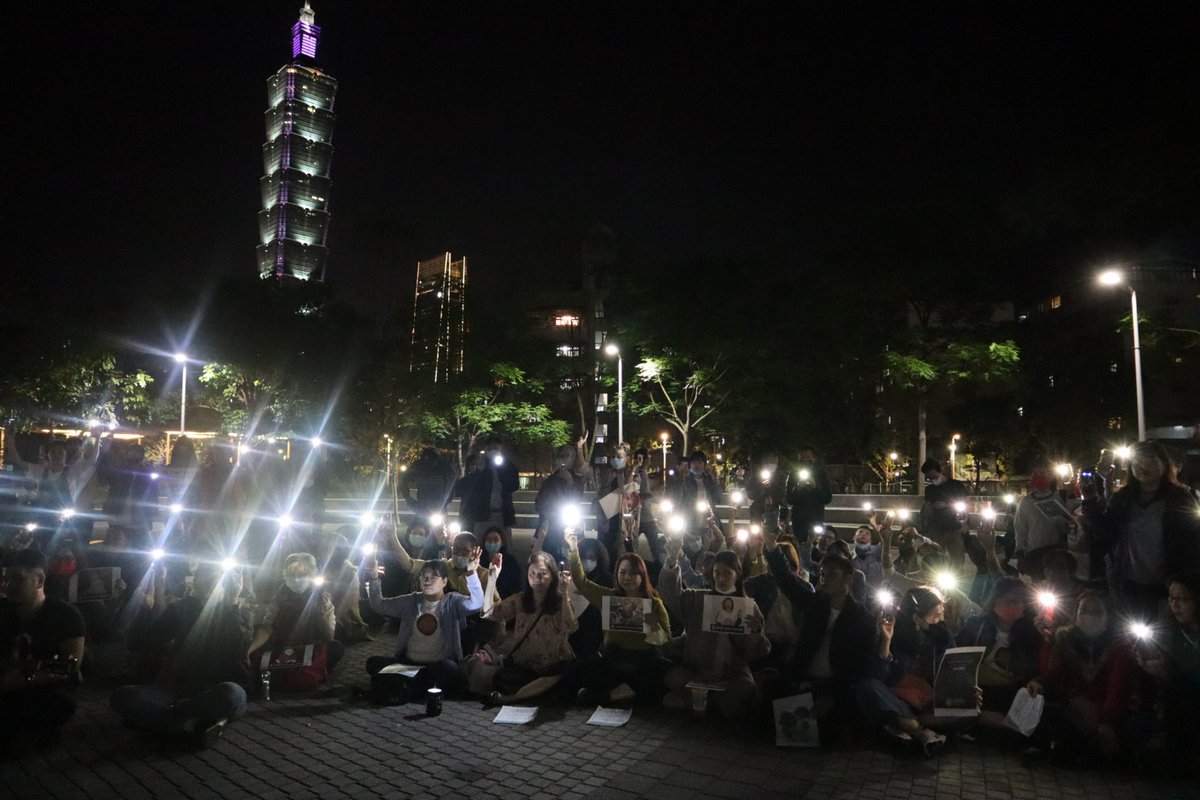 royngerng's tweet photo. A #SolidarityWithMyanmar event was held in Taipei today, by Burmese lecturer @thomaschen48. The event's message today is: it has been 70 days since the military coup in Myanmar and at least 739 people have been killed. 1/2

#WhatsHappeningInMyanmar
#MilkTeaAlliance https://t.co/6EeWJmEqHE