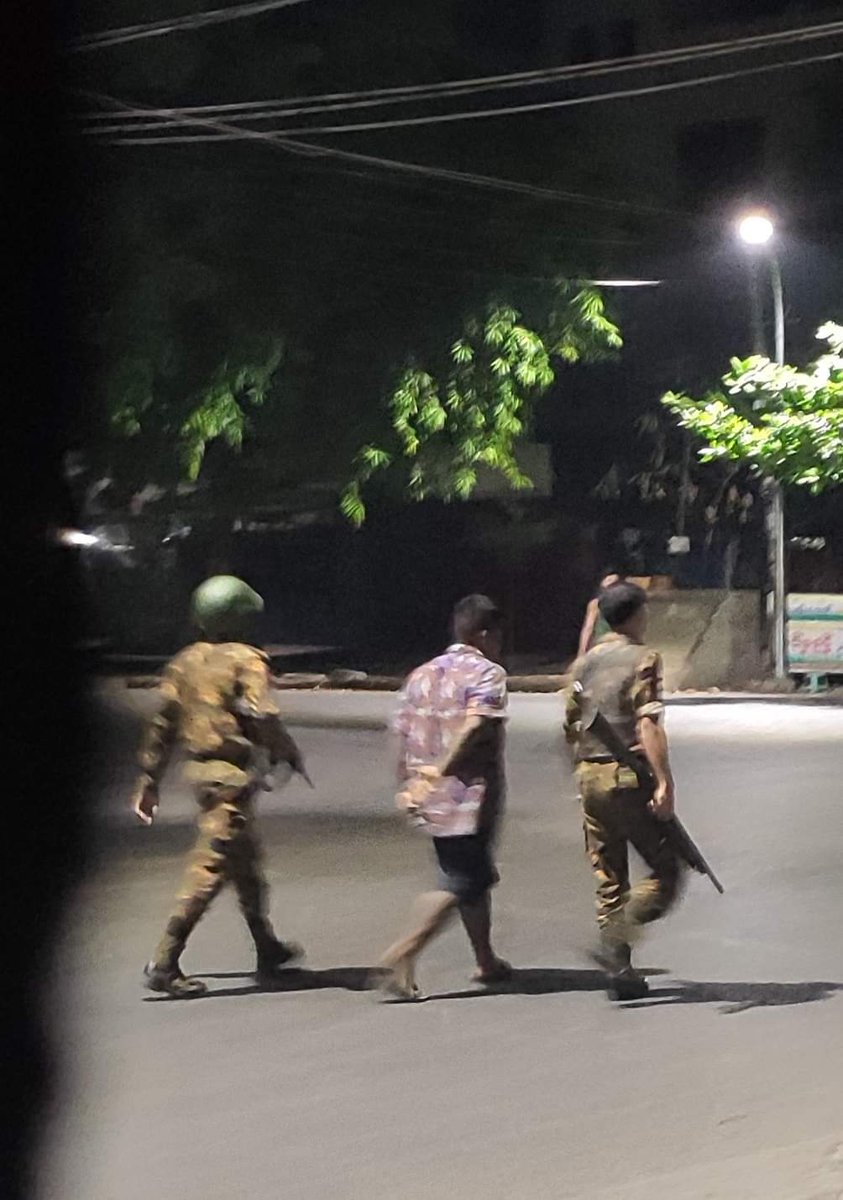 sittthiha9's tweet photo. Tonight in #Mandalay (35 86*87), the terrorist group fired gunshot and violently abducted the people. This is a evidence of one man being arrested.
#Apr11Coup
#WhatsHappeningInMyanmar https://t.co/KFn92p0yW4