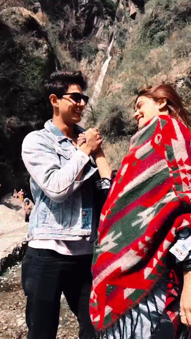 the_songbird's tweet photo. Hold a right hand once and make sure it turns into forever !! 
#JANTAKIIDEALMATCHPALNIK 
@nikhilmalik__ @bikaneriafeem @MTVSplitsvilla https://t.co/Vw70oxxdOf