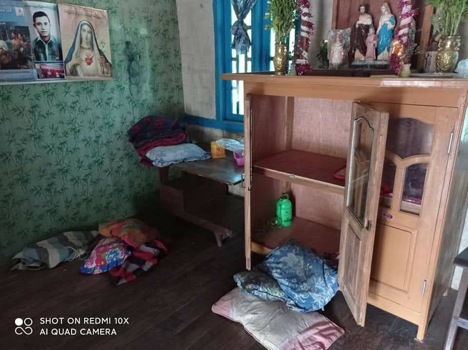 Military terrorists invaded a civilian’s house and destroyed the properties in MoeByal village, PhalKone, Shan State on Apr 10. Locals reported that they also looted sewing machine, money and clothings as well.
#WhatsHappeningInMyanmar 
#Apr11Coup