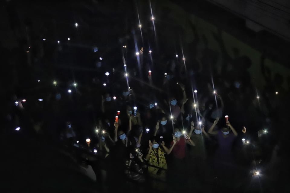 _Merelyne_'s tweet photo. Pro democracy protesters went next level with #FlashStrike campaign to resist the coup despite the military’s brutal oppressions and to honor the fallen stars during the revolution ✨ 

#Apr11Coup 
#WhatsHappeninglnMyanmar 
#FlashStrike https://t.co/u21TPvkQyU