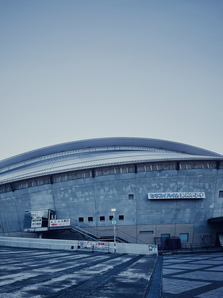 _aibaby's tweet photo. 朝から出発10分前に関空着いて普通に飛行機逃して倍の値段の航空券取り直したり友達の財布なくなったり行き最終のシャトルバス出発2分前に猛ダッシュで間に合わせたり大変だったけど久しぶりに浴びるアイドル最高だった〜 https://t.co/wCaWDXPNB6