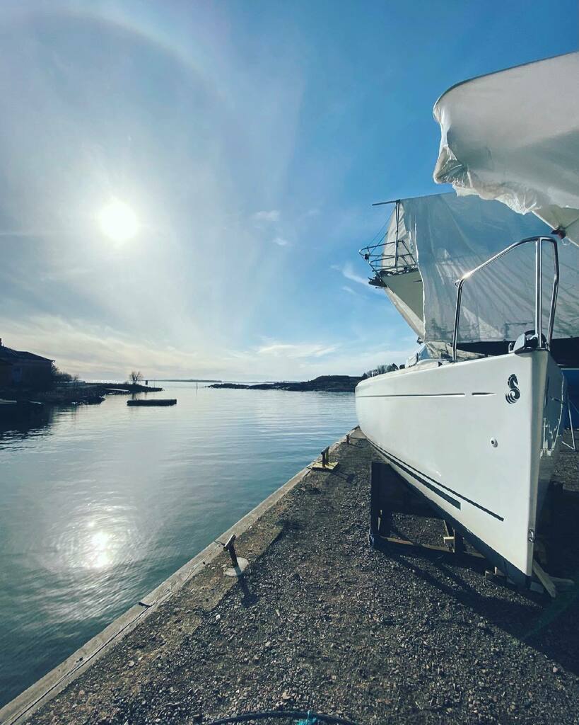 mustaninja's tweet photo. The covers are off, boat washed and polished. Getting shit done with @matu187 #boatymcboatface #first217 #beneteau #sailboat #varvilahdentelakka #suomenlinna #sailingzoe https://t.co/ucbB0uWZEF https://t.co/Vs5tUqZBTX