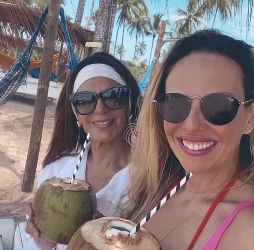 bispasonia's tweet photo. Achei nossa foto to bonita que #repostei linda da minha vidaaaa @Bpafehernandes https://t.co/TuHv8VaCbN