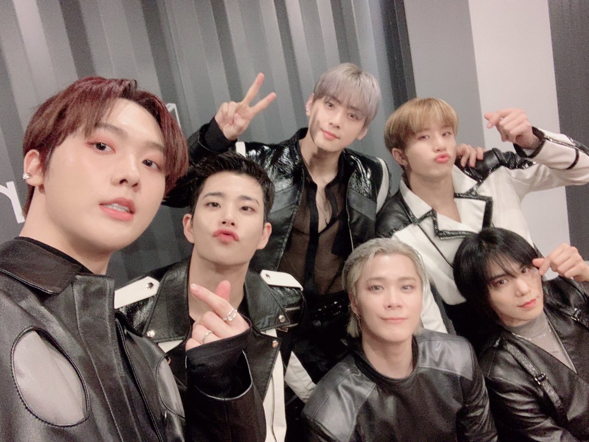 [📸] ☝🏻 210411 영상 통화 팬사인회 ☝🏻

바쁘다 바빠 아스트로하🙌🏻💜
오늘 하루 온종일 아스트로와 함께
행복으로 가득 찬 하루를 보내셨길 바라요🍃
다가오는 월요일 아스트로 파워 받고
힘내서 월요병 극뽁 해보자구요👊🏻‼️

#아스트로 #ASTRO #아로하 #AROHA
#All_Yours #ONE