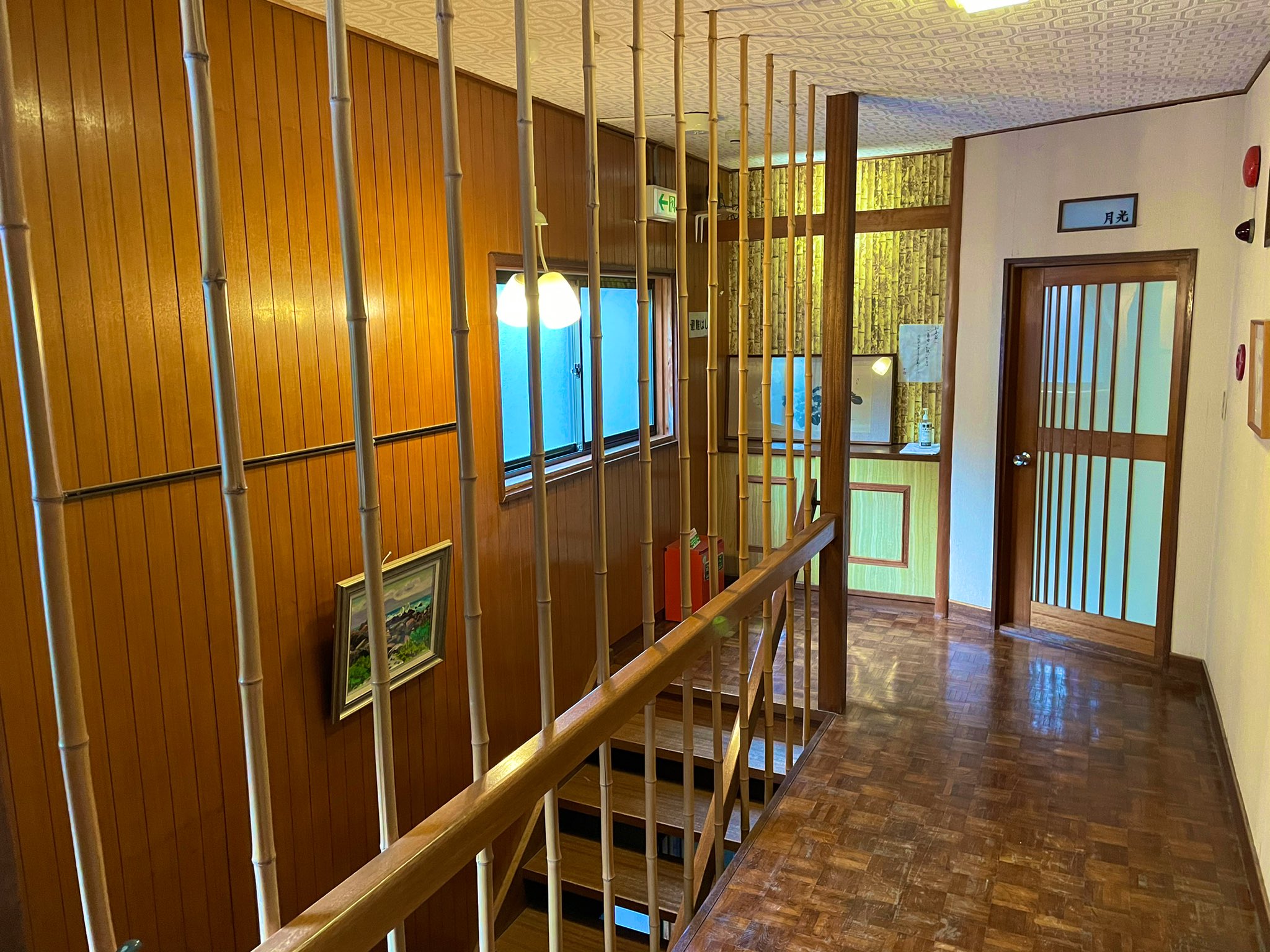 り ん 今日泊まっているのは室戸市 岬観光ホテル 室戸岬の先端に位置するホテル で 創業時よりある本館と昭和39年に増築された新館何も登録有形文化財 今日は海の見える新館の部屋に宿泊しています 夕方 日が暮れゆく室戸岬を眺めている時間は何ものにも