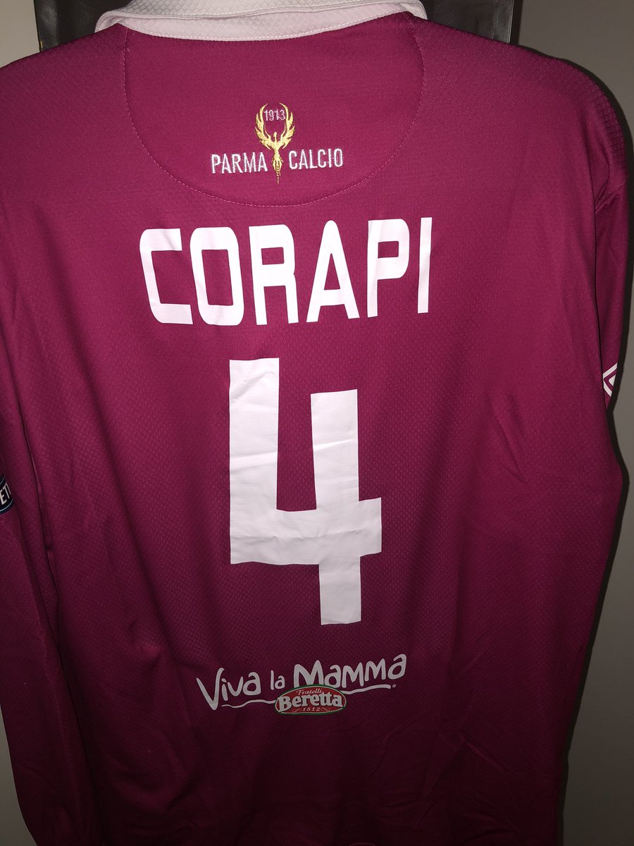 Solo_Parma's tweet photo. An old favourite, better get used to those sleeve patches again. 😂 #Parma #Corapi #SerieB #Prettyinpink https://t.co/XuabIqyorP