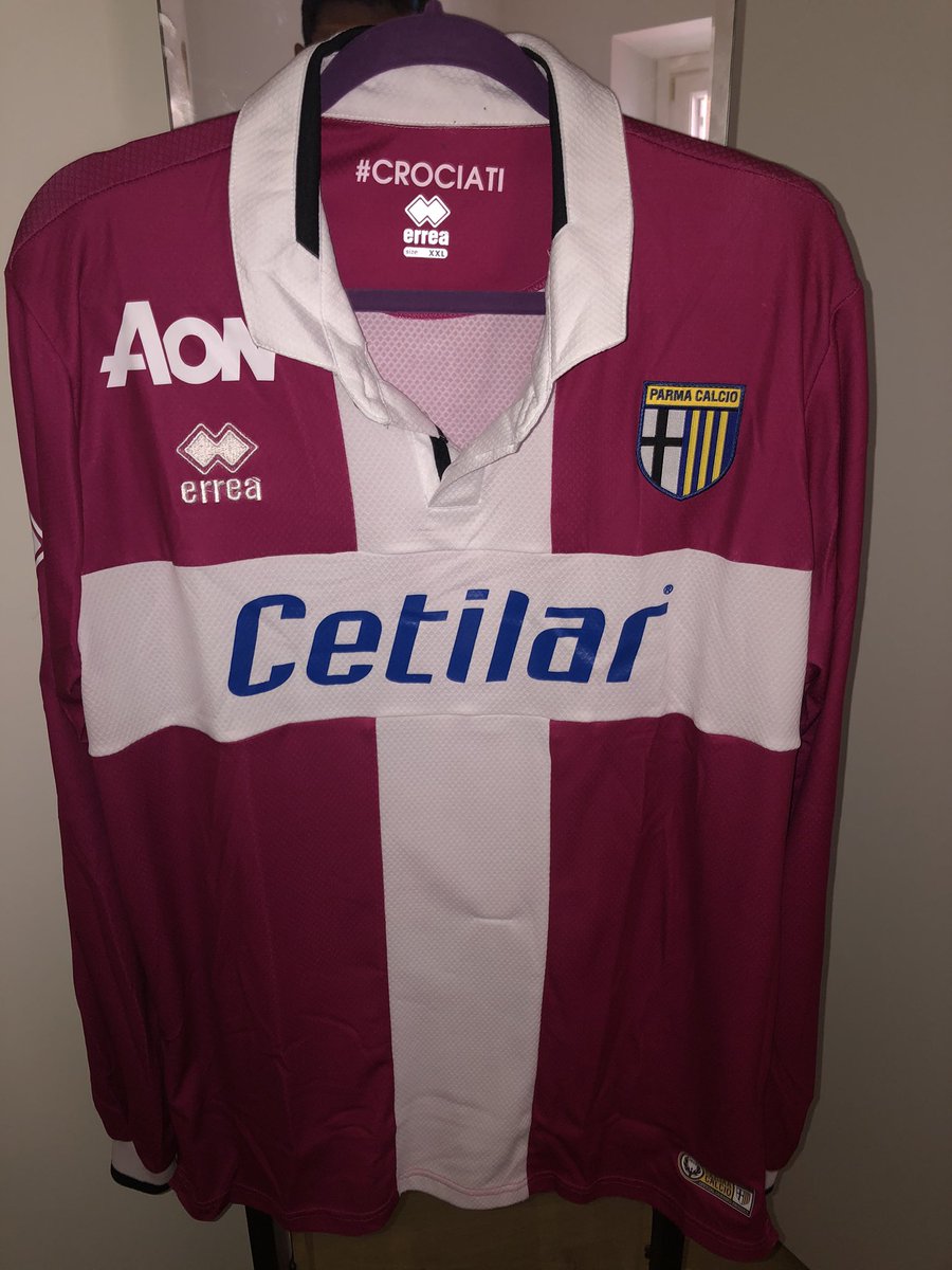 Solo_Parma's tweet photo. An old favourite, better get used to those sleeve patches again. 😂 #Parma #Corapi #SerieB #Prettyinpink https://t.co/XuabIqyorP
